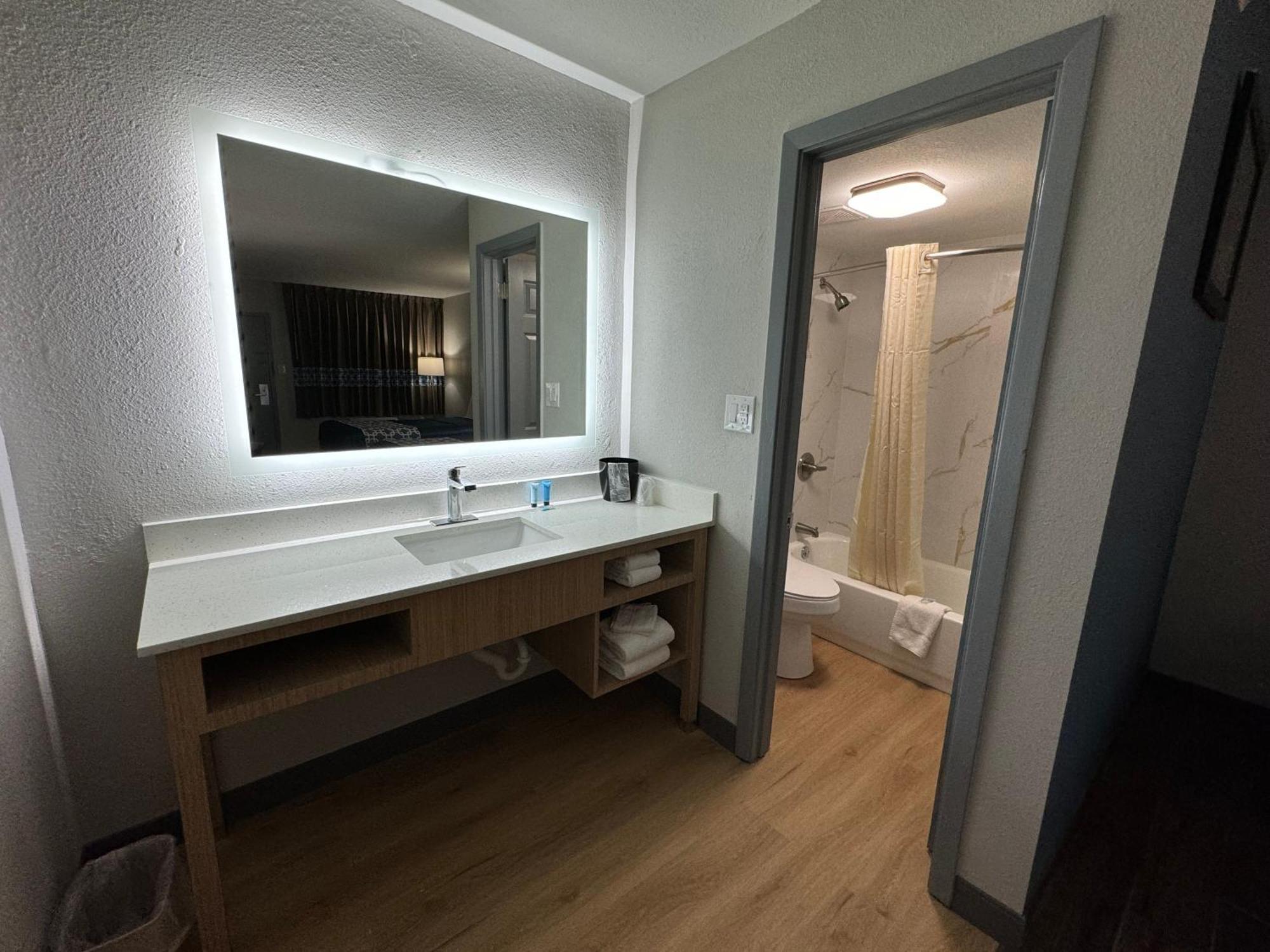 Travelodge By Wyndham Gainesville ゲインズビル エクステリア 写真